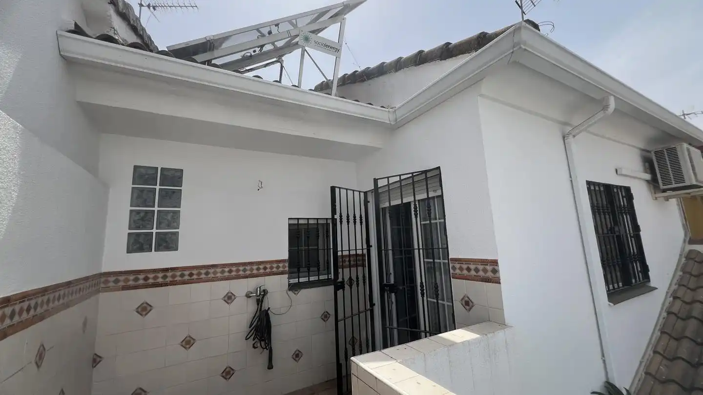 Vista exterior de Casa o xalet en venda en Montequinto amb Jardí privat, Terrassa i Piscina comunitària