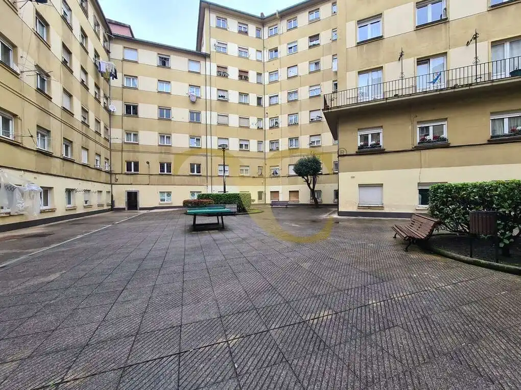 Vista exterior de Pis en venda en Oviedo  amb Calefacció i Jardí privat
