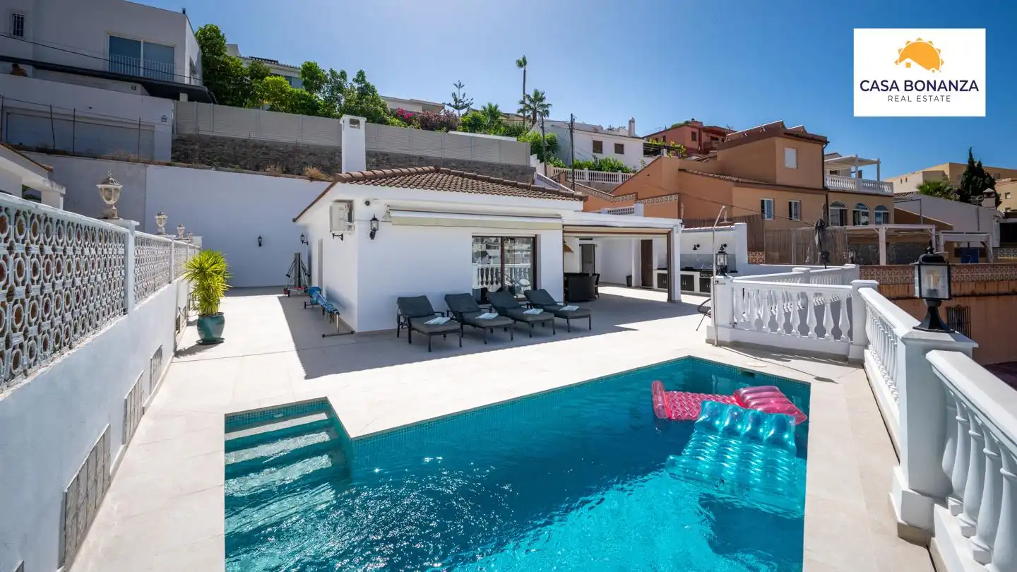 House with pool for sale in Calle Almendros Bajo