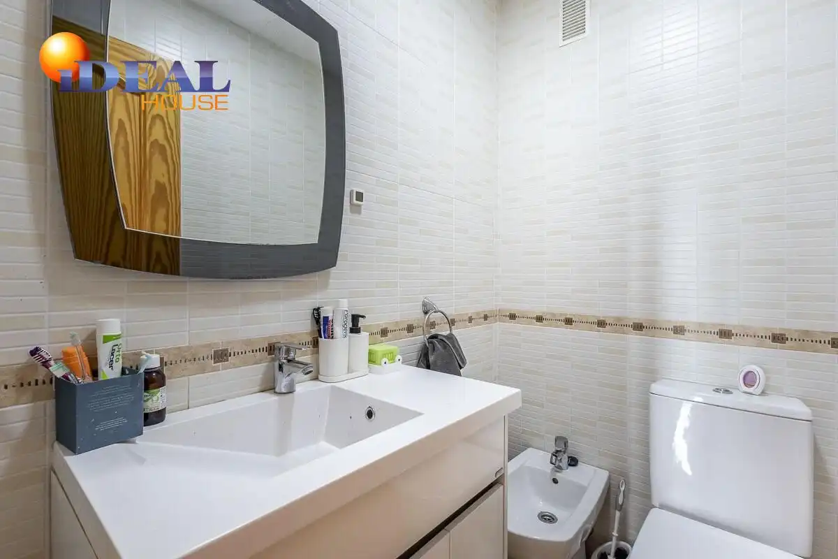 Bathroom of Flat for sale in Granada  with Air Conditioner and Terrace