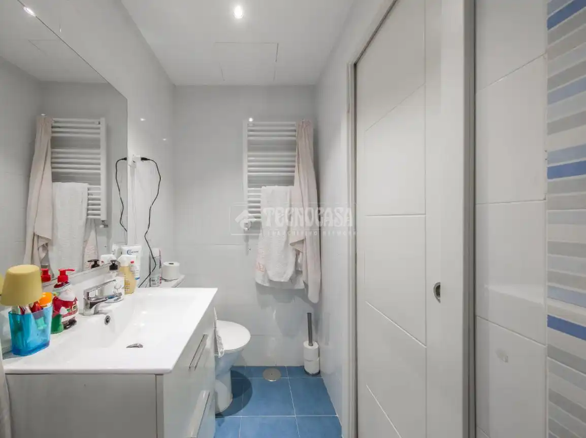 Bathroom of Flat for sale in Madrid  with Air Conditioner and Heating