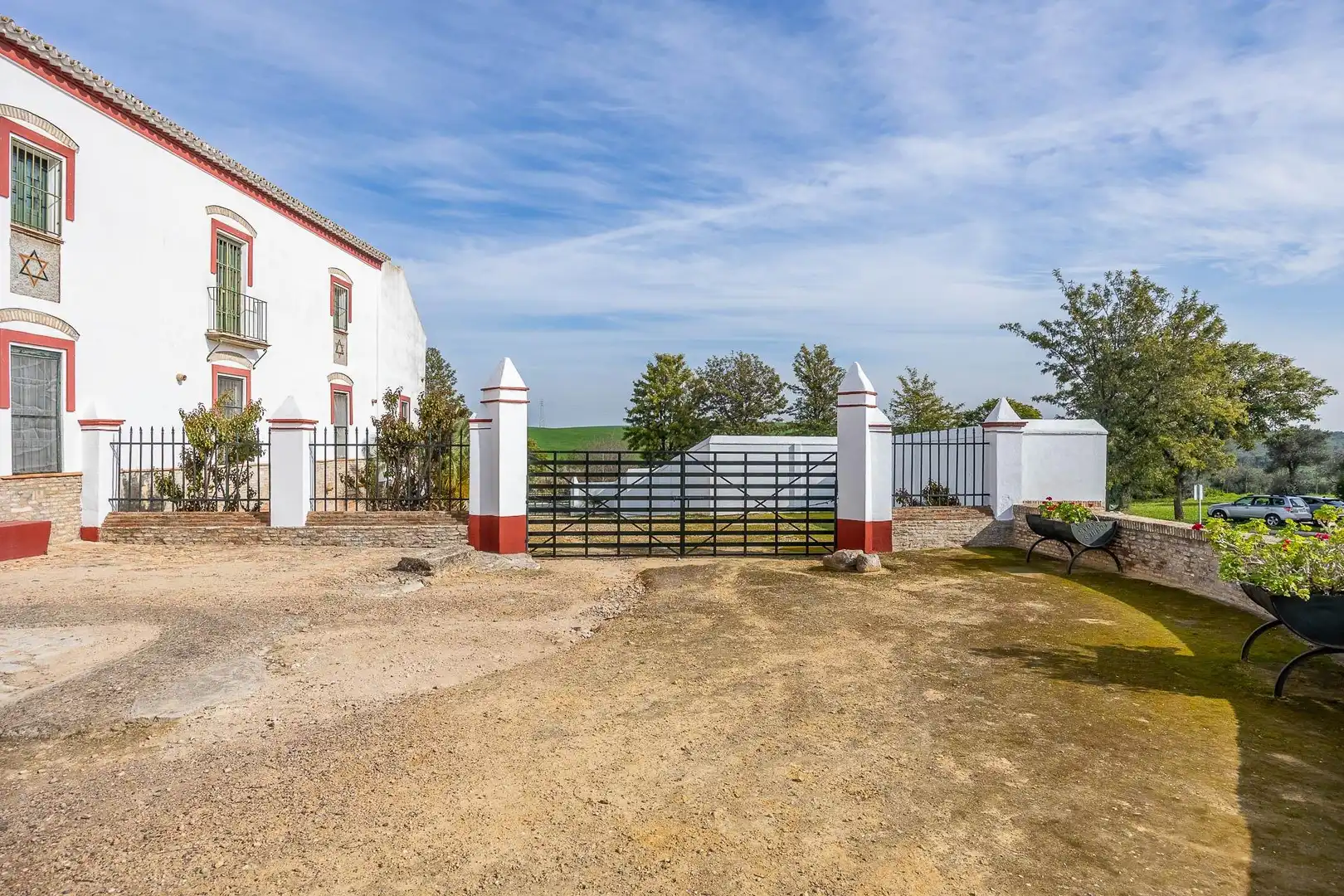 Vista exterior de Finca rústica en venda en Palomares del Río amb Jardí privat, Piscina i Balcó