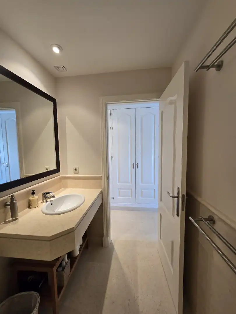 Baño de Piso en venta en Benahavís con Aire acondicionado, Terraza y Trastero