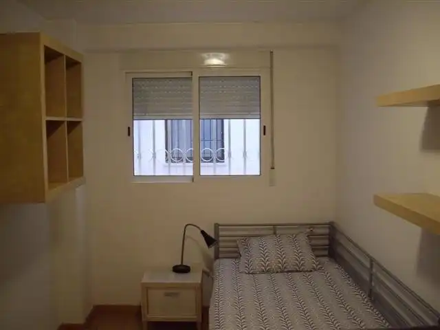 Schlafzimmer von Wohnung zur Miete in Valencia mit Klimaanlage