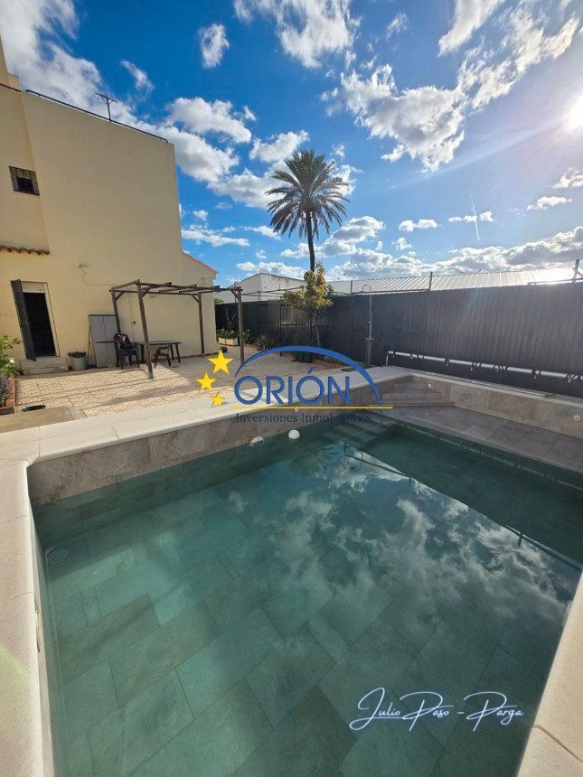 Piscina de Casa adosada en venda en  Sevilla Capital amb Aire condicionat, Calefacció i Jardí privat