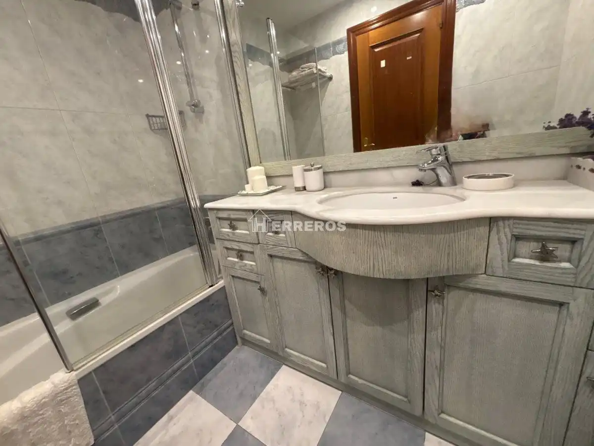Bathroom of Flat for sale in  Logroño  with Heating, Parquet flooring and Terrace