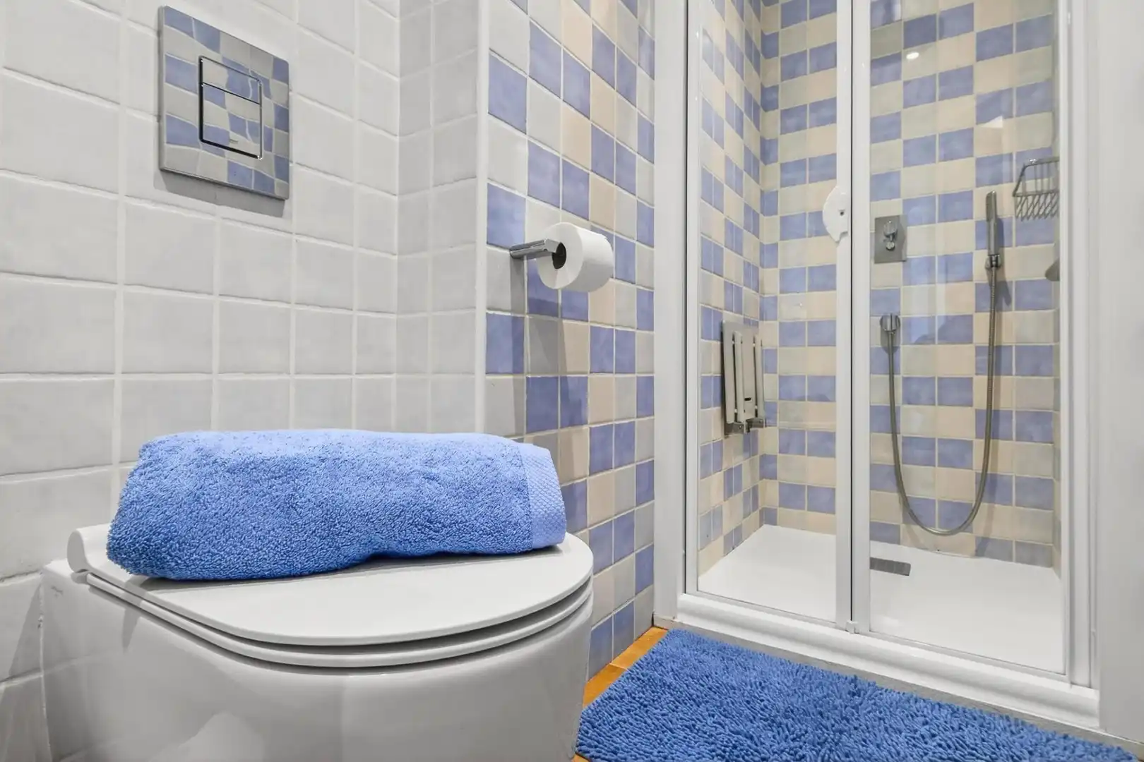 Bathroom of Apartments for sale in Begur  with Private garden and Community pool