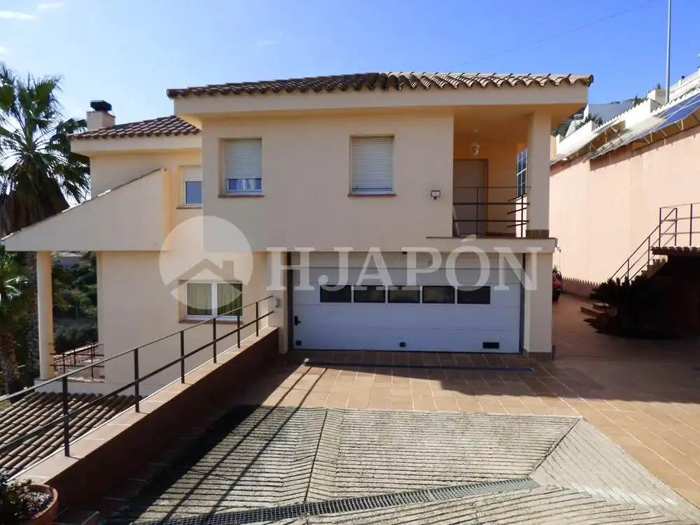 Vista exterior de Casa o chalet en venta en Badalona con Aire acondicionado, Jardín privado y Terraza