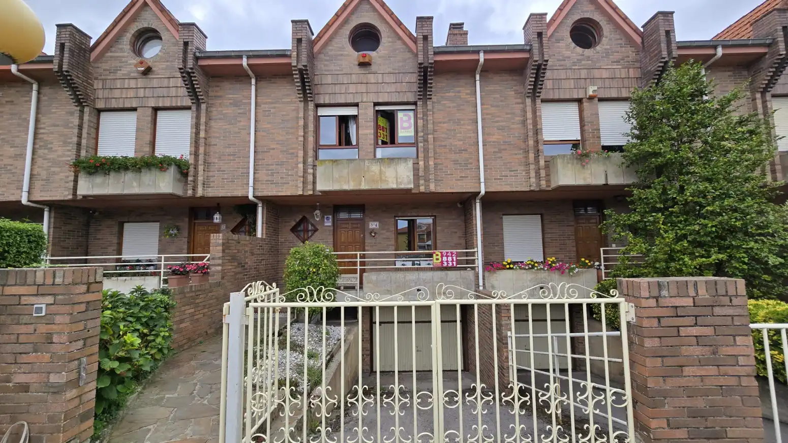 Vista exterior de Casa adosada en venda en Torrelavega  amb Calefacció, Jardí privat i Parquet