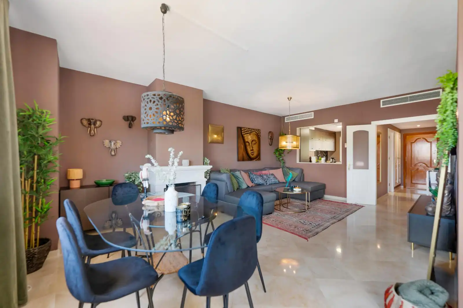 Sala d'estar de Apartament en venda en Marbella amb Aire condicionat, Terrassa i Moblat