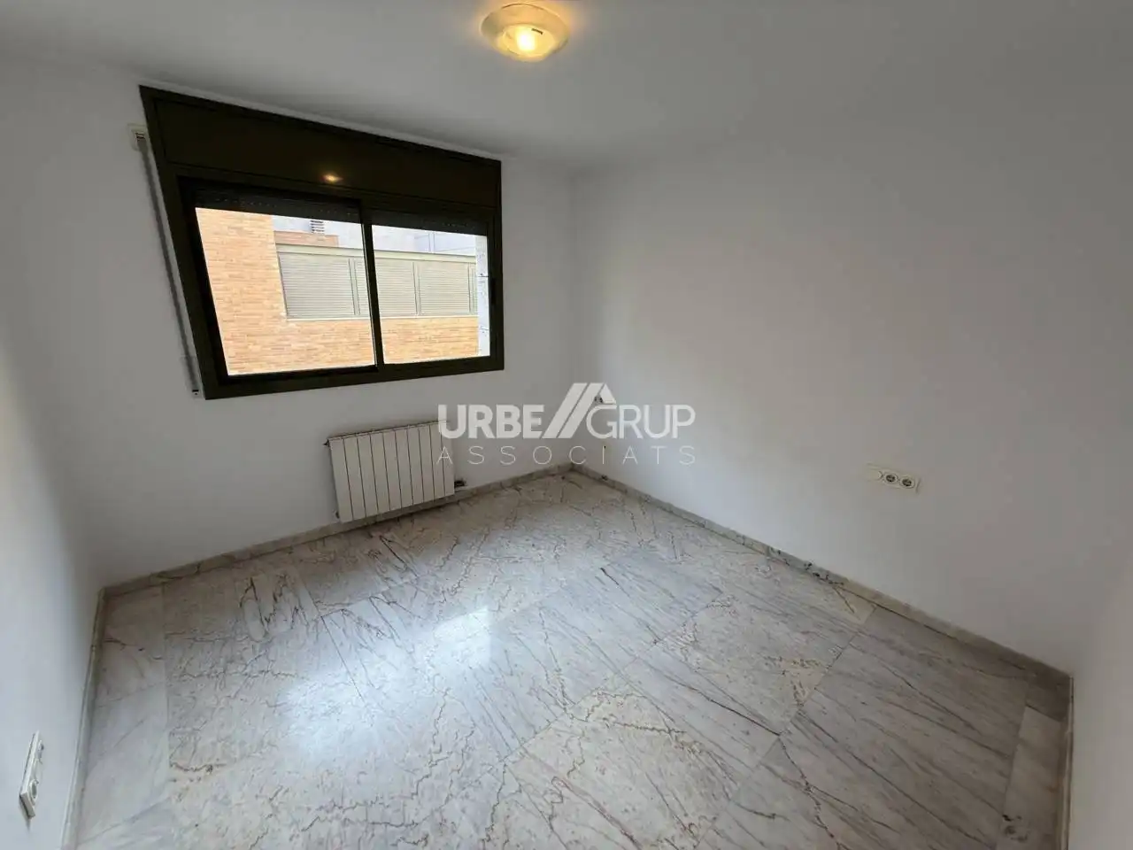 Flat for rent in Calle CISTERNA, Barri del Centre