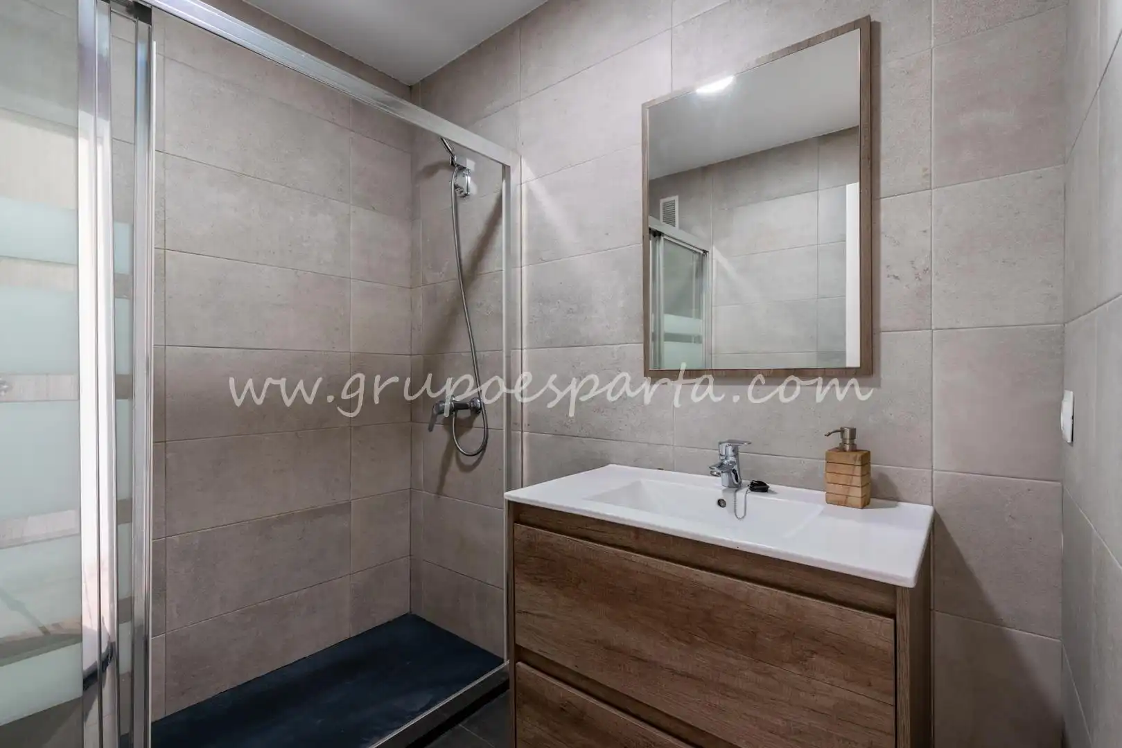 Bathroom of Flat for sale in Sevilla  with Air Conditioner and Balcony