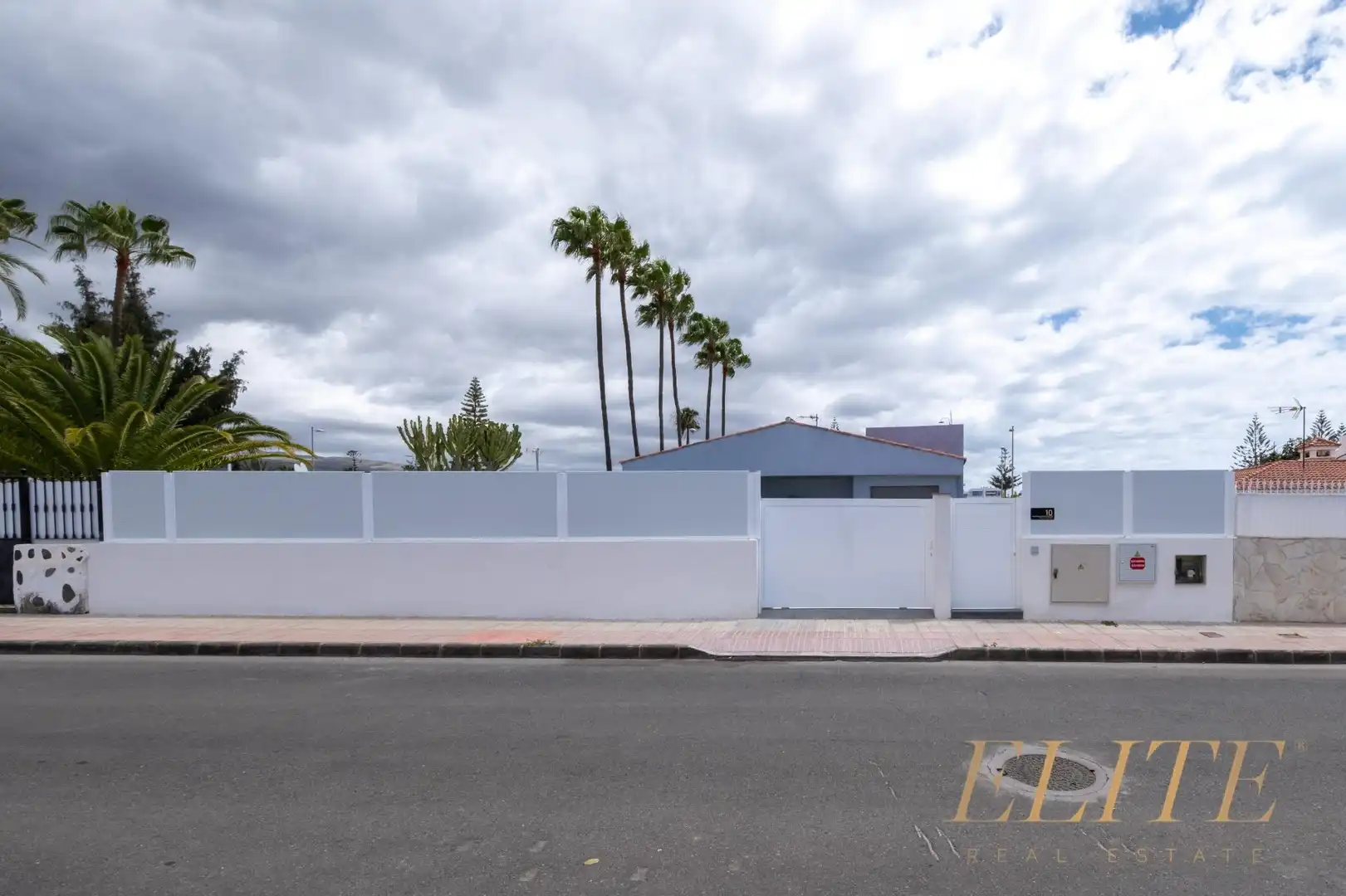 Exterior view of Detached homes for sale in San Bartolomé de Tirajana  with Air Conditioner, Private garden and Terrace