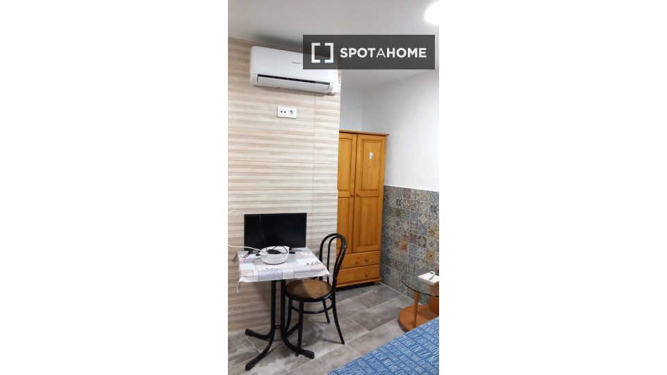 Habitación de Piso de alquiler en L'Hospitalet de Llobregat con Aire acondicionado, Calefacción y Amueblado
