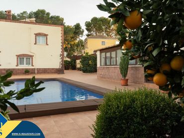 Chalet con piscina en venta en Los Balcones - Los Altos