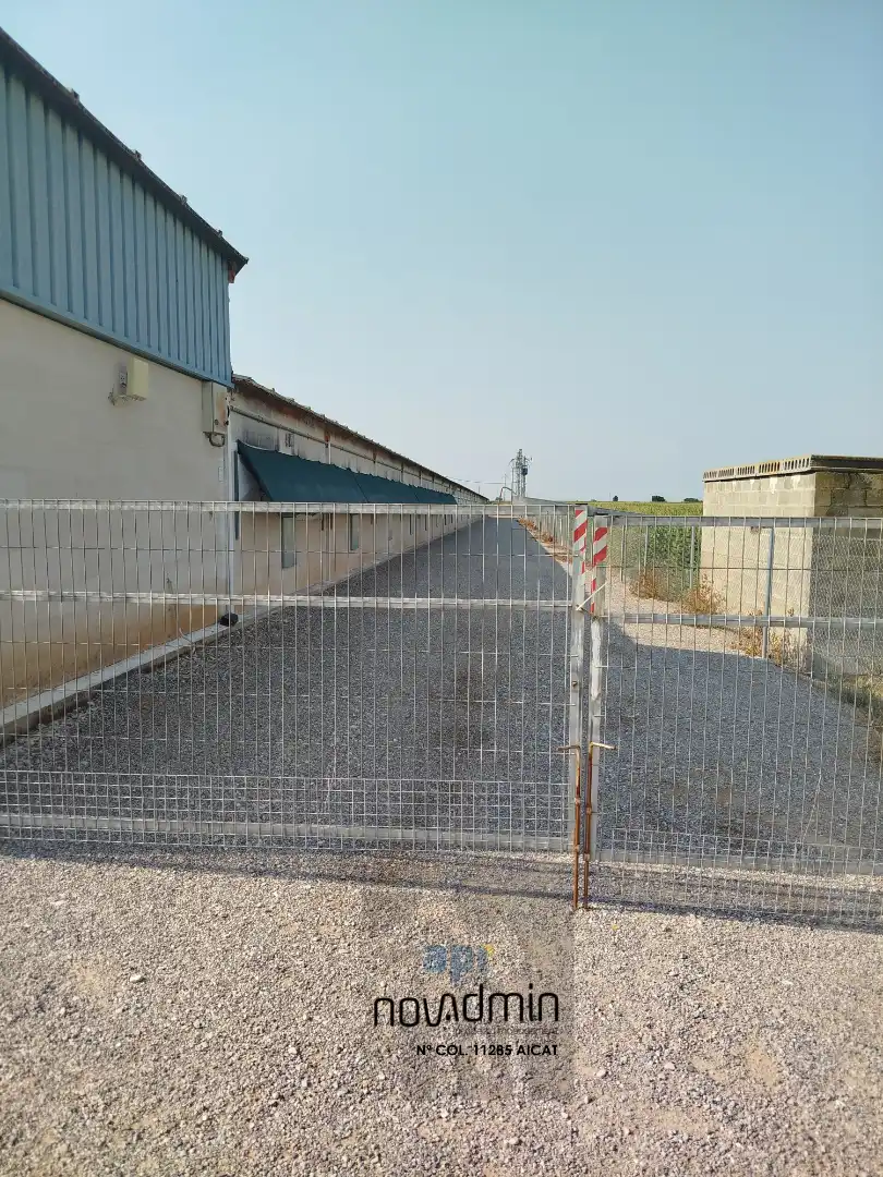Außenansicht von Fabrikhallen zum Verkauf in El Poal mit Heizung und Alarm
