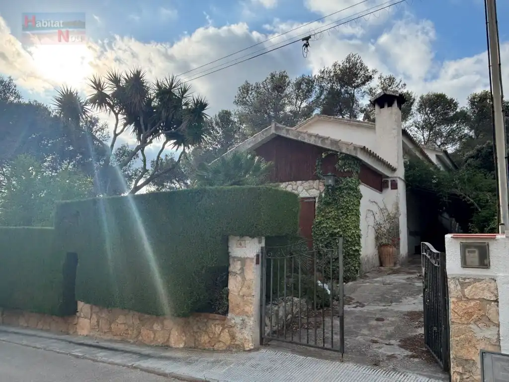 Vista exterior de Casa o xalet en venda en La Bisbal del Penedès amb Moblat i Forn