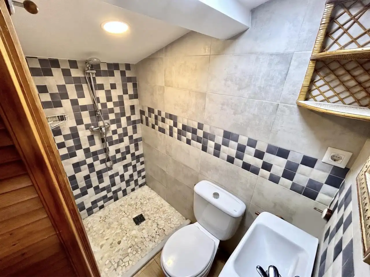 Bany de Apartament en venda en Valencina de la Concepción amb Aire condicionat, Piscina i Moblat