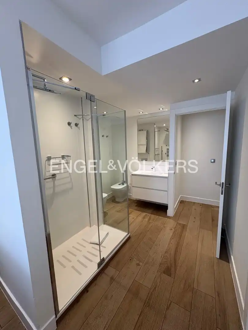 Badezimmer von Wohnung zur Miete in Madrid mit Klimaanlage und Heizung