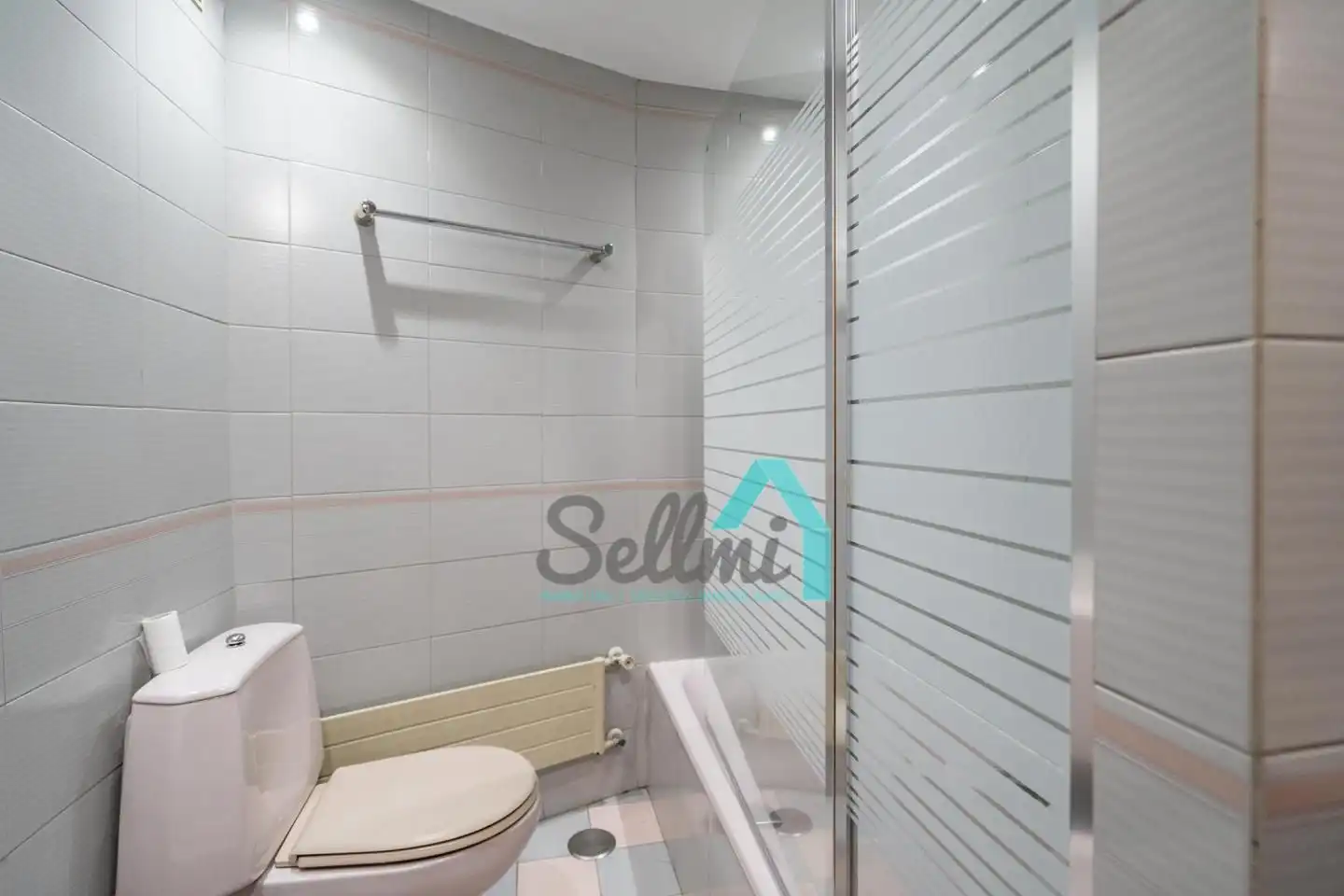 Baño de Piso en venta en Oviedo  con Calefacción, Parquet y Terraza