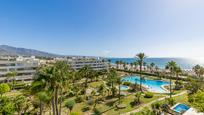 Vista exterior de Àtic en venda en Marbella amb Aire condicionat, Terrassa i Piscina