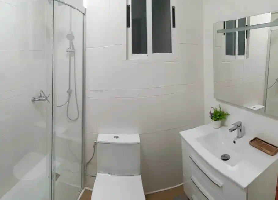 Badezimmer von Wohnungen zur Miete in Linares mit Klimaanlage, Heizung und Möbliert