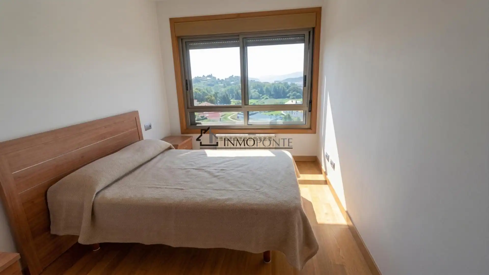 Dormitori de Apartament en venda en Pontevedra Capital  amb Calefacció i Traster