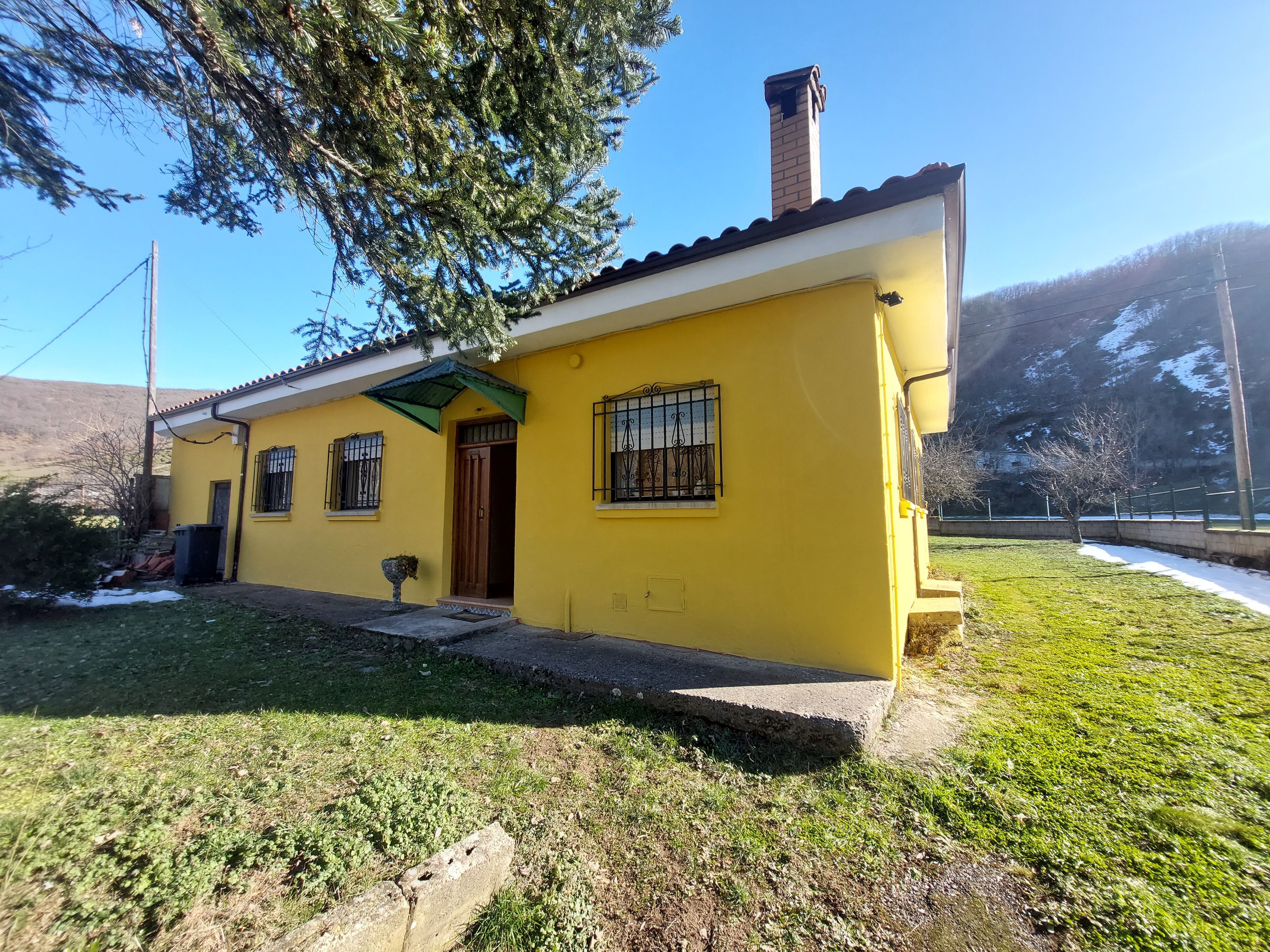Vista exterior de Casa o xalet en venda en Matallana de Torío amb Calefacció i Jardí privat
