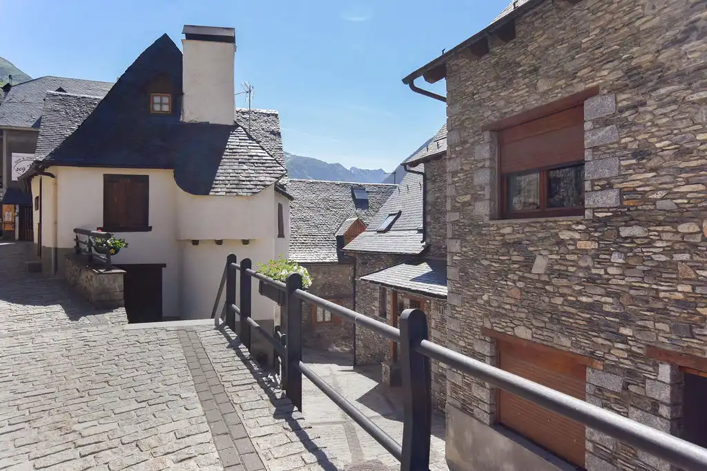 Vista exterior de Casa adosada en venda en Naut Aran amb Calefacció i Alarma