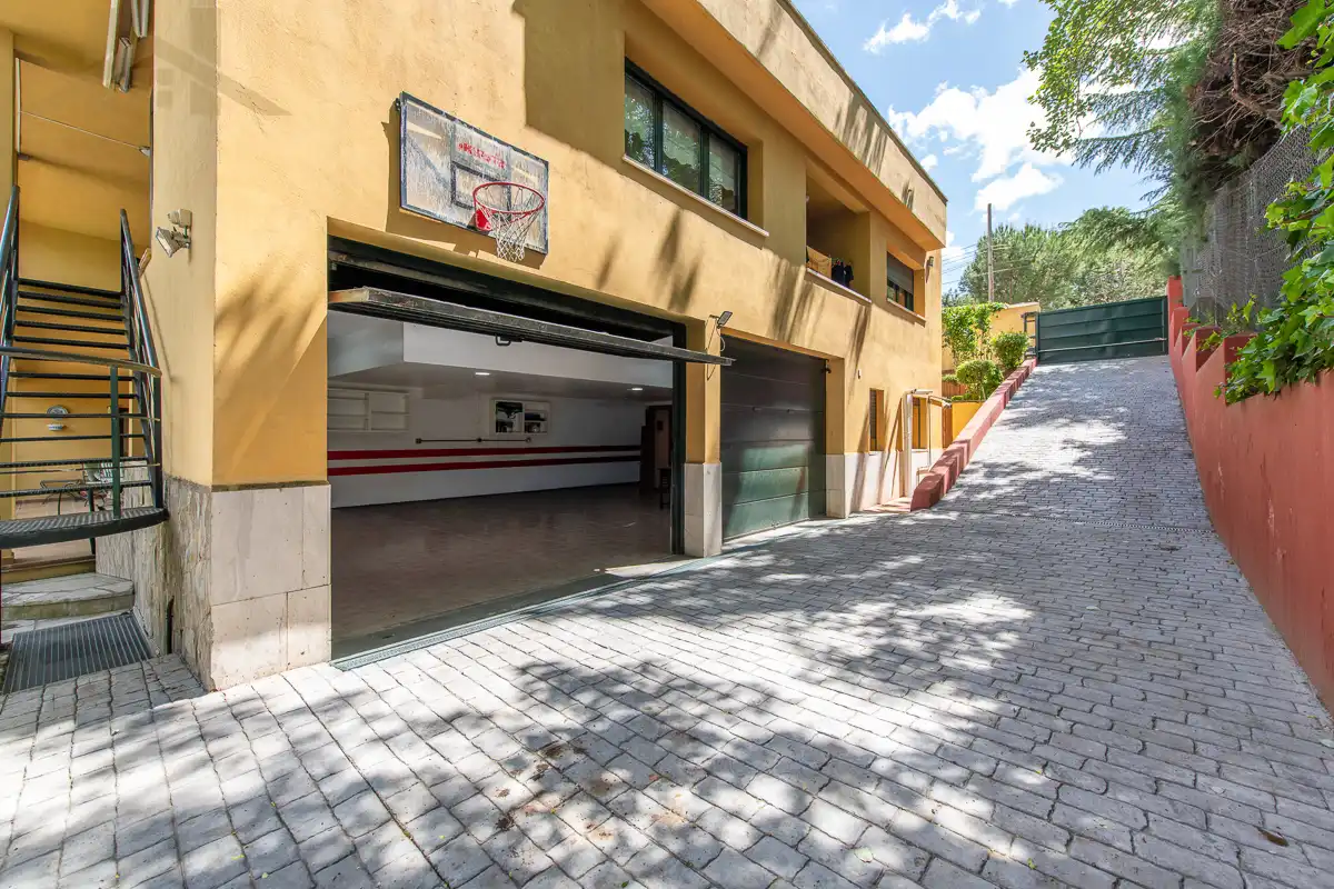 Parking de Casa o chalet en venta en Tres Cantos con Aire acondicionado, Calefacción y Jardín privado