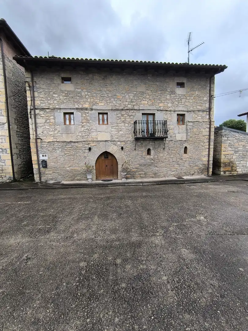 Vista exterior de Casa o xalet en venda en Valle de Mena amb Calefacció i Balcó