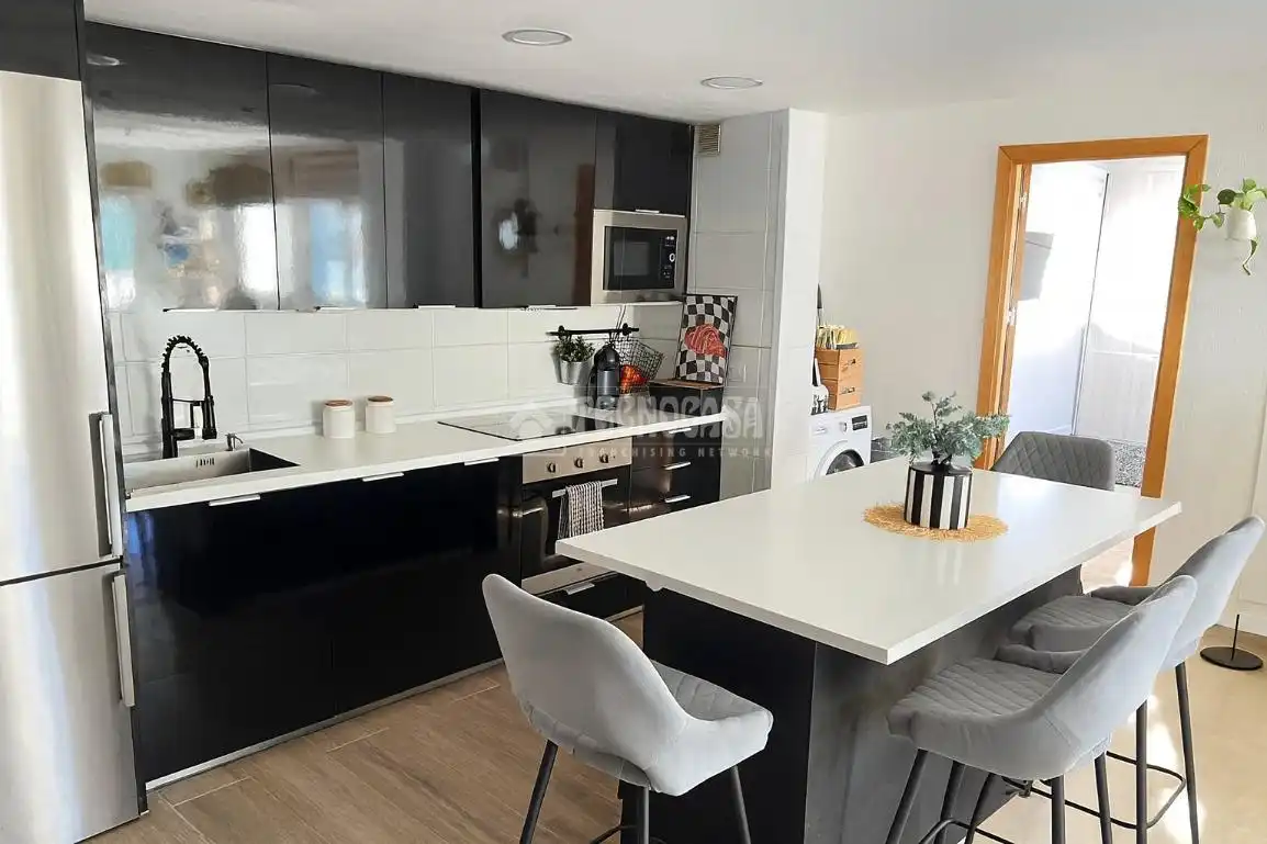 Küche von Wohnung zum Verkauf in Rincón de la Victoria mit Klimaanlage, Abstellraum und Gemeinschaftspool