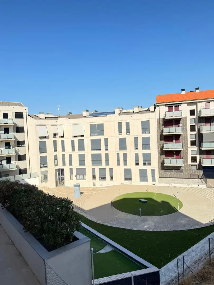 Vista exterior de Piso de alquiler en Segovia con Calefacción, Terraza y Trastero