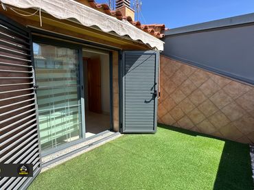 Casa con balcón en venta en Carrer General O'Donnell