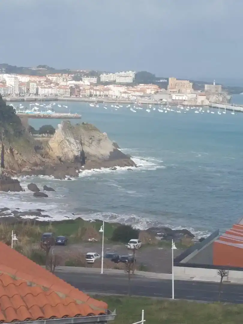Dachboden zur Miete in Castro-Urdiales mit Parkett, Schwimmbad und Möbliert