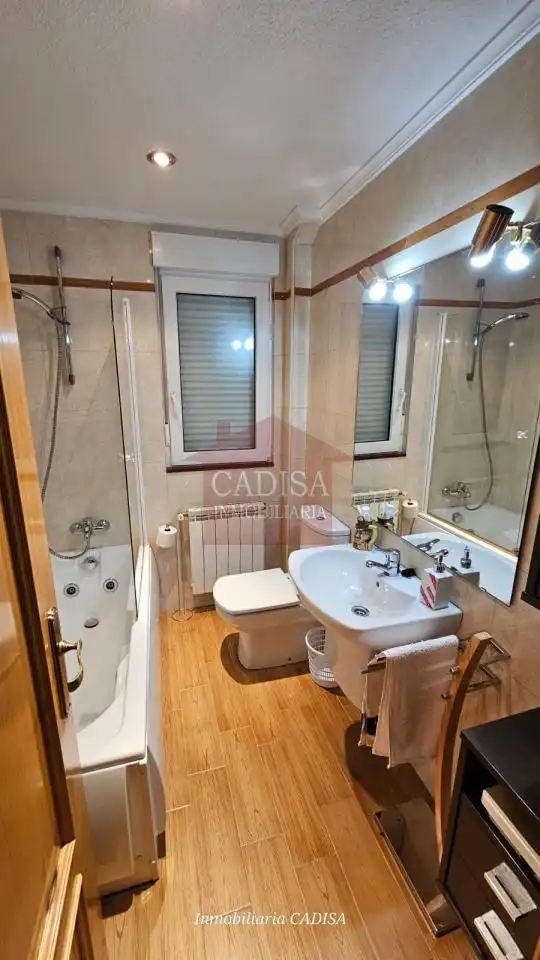 Bathroom of Flat for rent in Salamanca  with Air Conditioner, Heating and Furnished