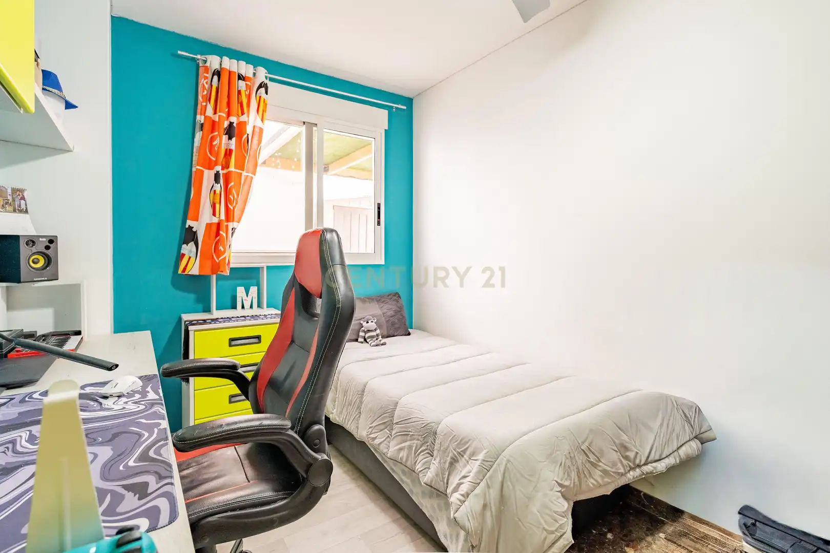 Dormitori de Apartament en venda en Paterna amb Aire condicionat i Balcó