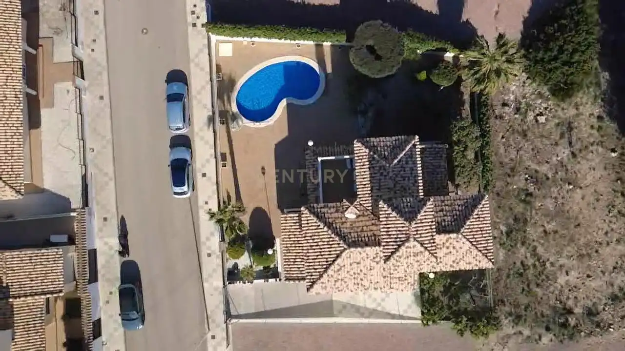 Vista exterior de Casa o xalet en venda en Orihuela amb Jardí privat, Traster i Piscina