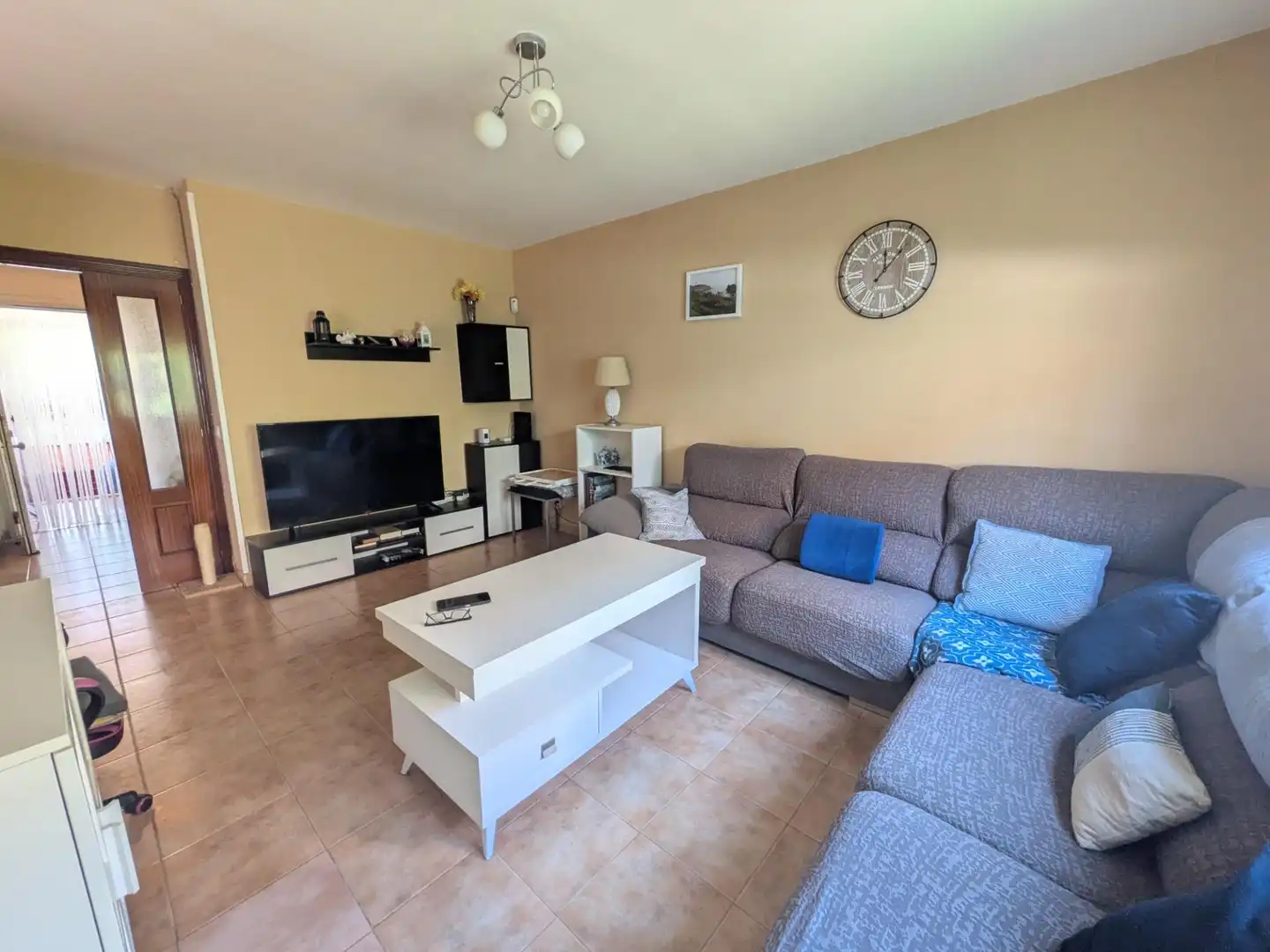 Sala d'estar de Casa adosada en venda en Villalbilla amb Piscina comunitària