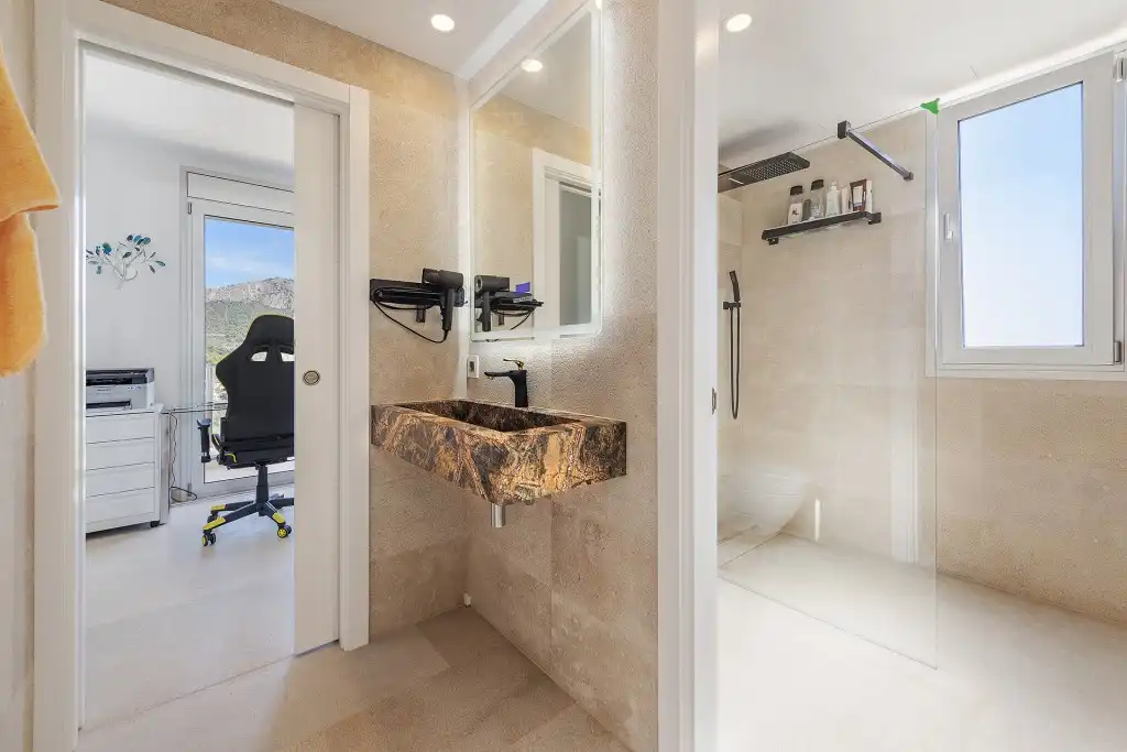 Badezimmer von Wohnungen zum Verkauf in Andratx mit Terrasse, Schwimmbad und Balkon