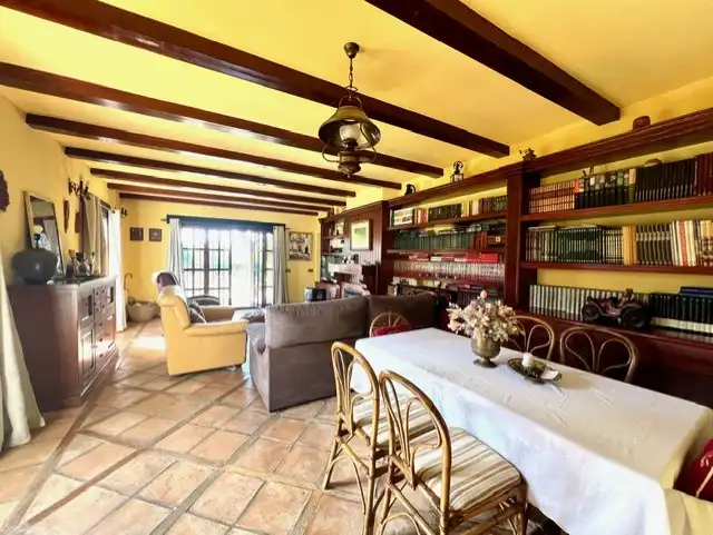 Comedor de Casa o chalet en venta en Marbella con Aire acondicionado, Calefacción y Jardín privado