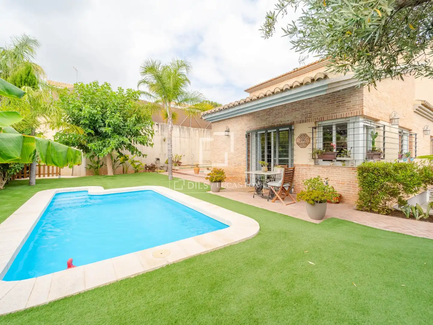 Vista exterior de Casa o xalet en venda en Bétera amb Aire condicionat, Calefacció i Jardí privat