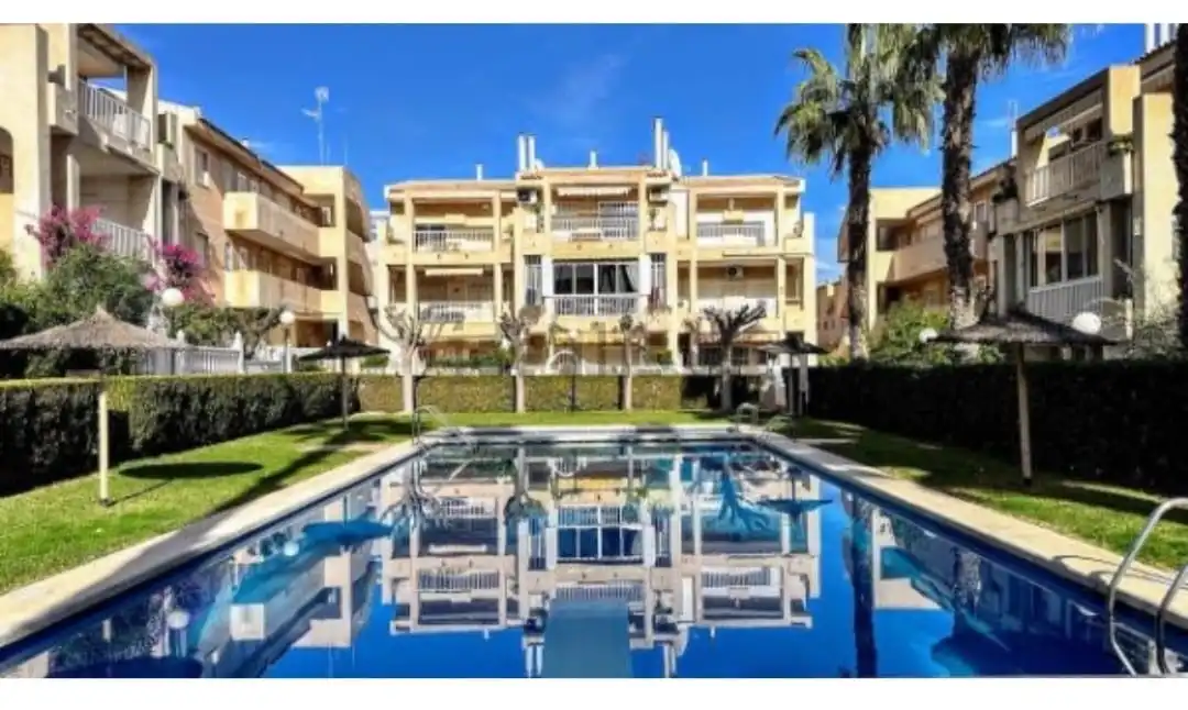 Vista exterior de Apartamento de alquiler en Torrevieja con Calefacción, Piscina y Amueblado