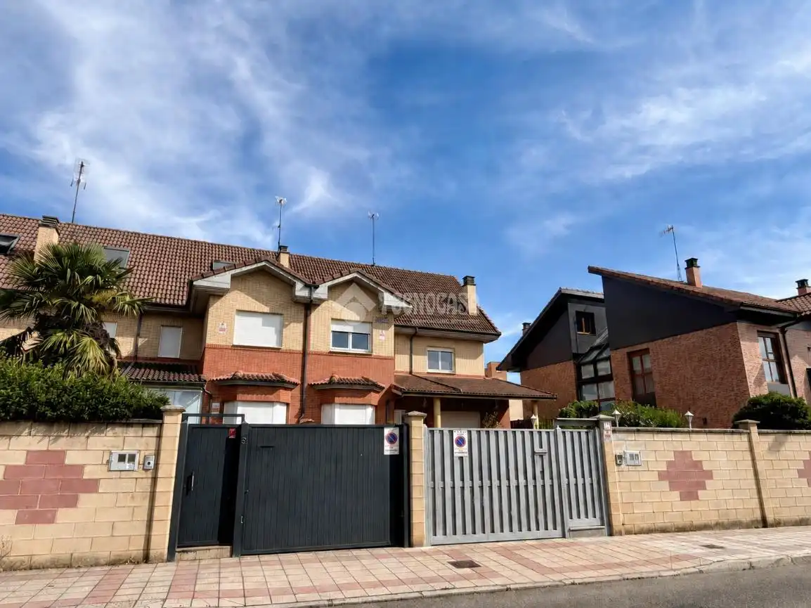 Vista exterior de Casa adosada en venda en León Capital  amb Aire condicionat, Calefacció i Terrassa