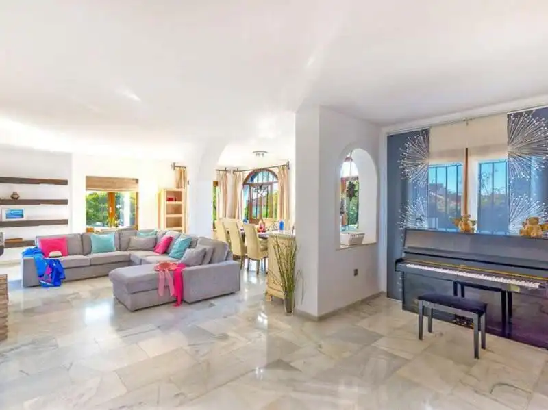 Sala d'estar de Casa o xalet de lloguer en Marbella amb Aire condicionat, Calefacció i Jardí privat