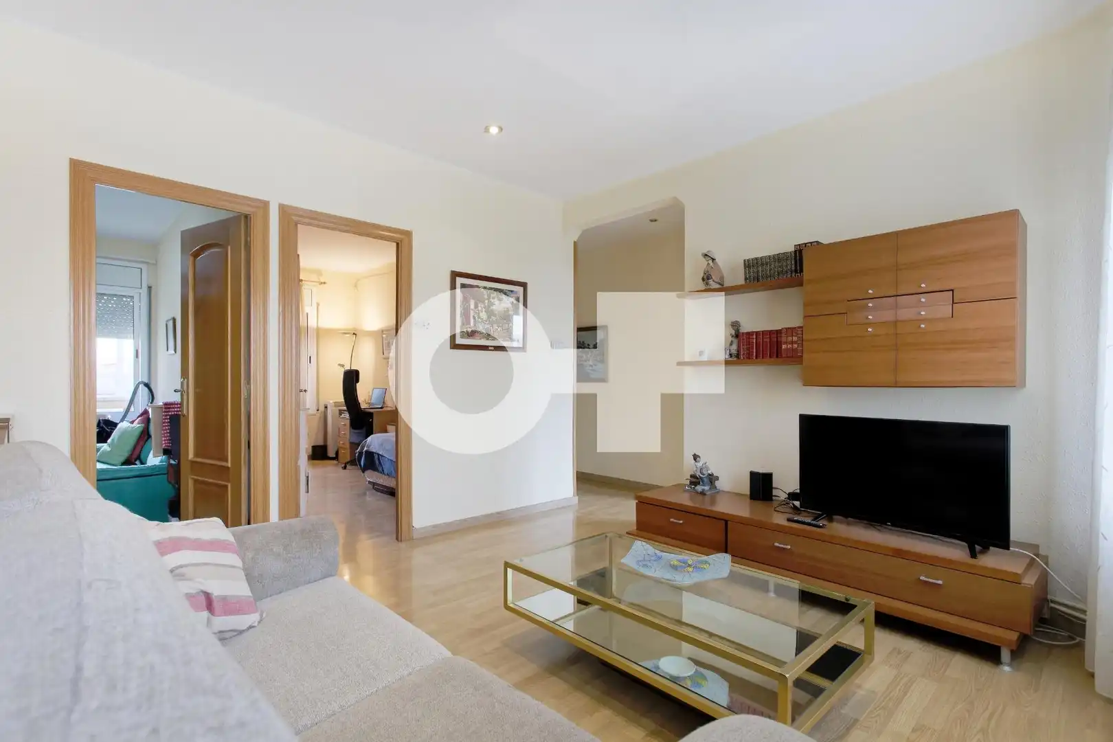 Sala de estar de Piso en venta en Cornellà de Llobregat con Aire acondicionado, Calefacción y Parquet