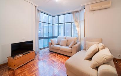 Living room of Flat for sale in  Madrid Capital  with Air Conditioner, Heating and Furnished