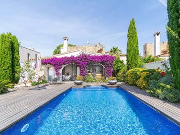 Casa con piscina en venta en Carrer Peni 153