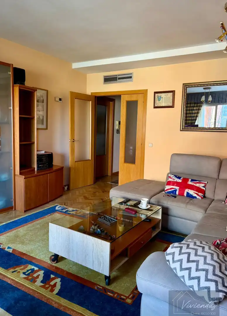 Living room of Flat for sale in Boadilla del Monte  with Air Conditioner, Heating and Parquet flooring