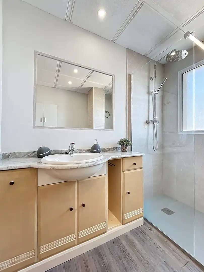 Bathroom of Flat for sale in L'Alfàs del Pi  with Air Conditioner, Heating and Terrace